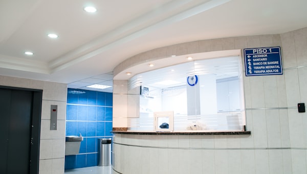 Corredor de clínica médica moderna com iluminação clara e ambiente profissional — exemplo de site para saúde